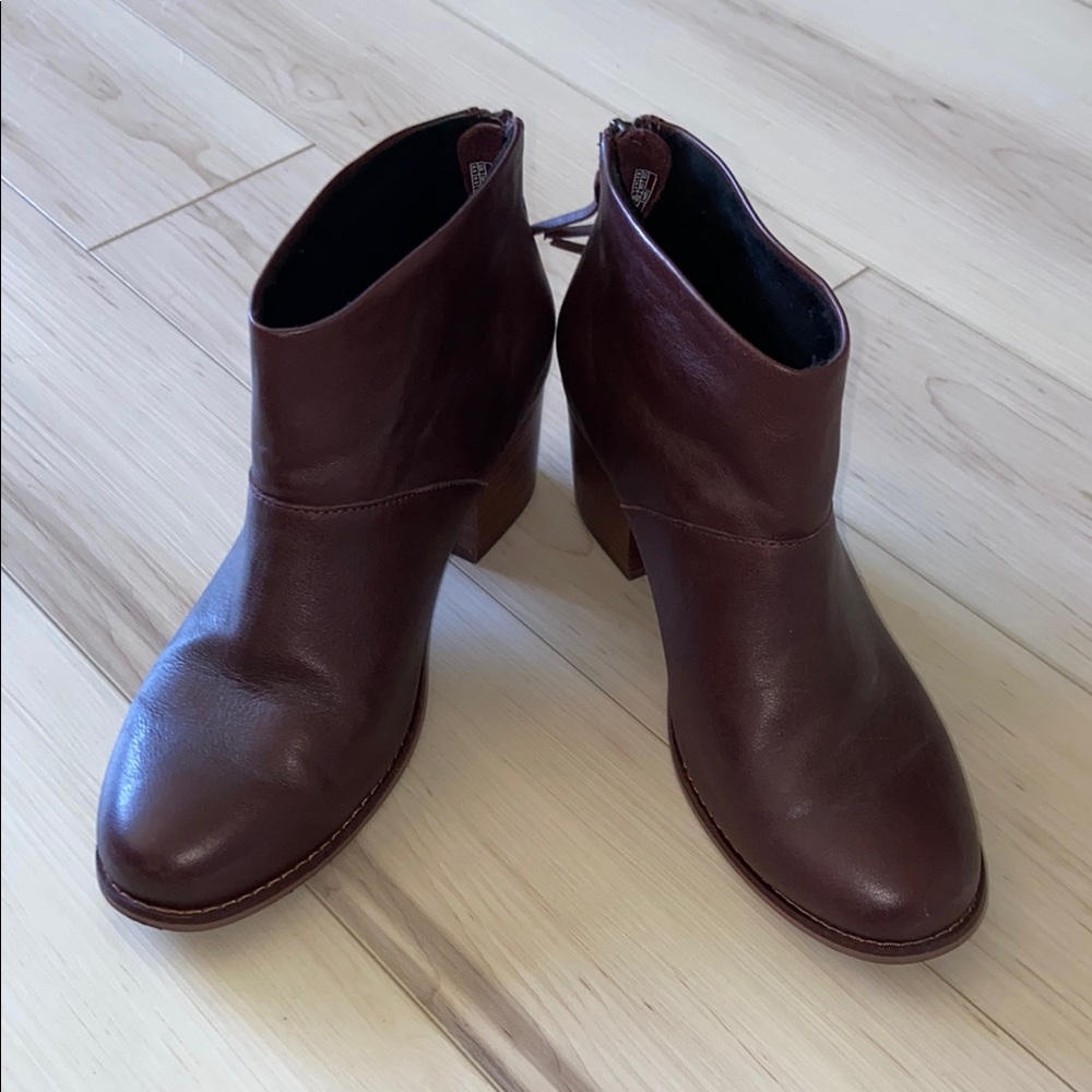 Used Tom’s Brown Leather Ankle Boots in great condition!